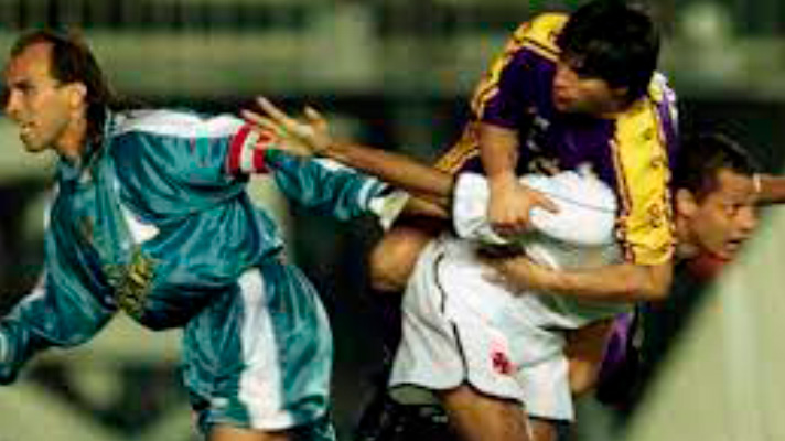 2001 - Por segunda vez en Copa Libertadores. Deportes Concepción clasificó a la cita internacional tras vencer a la UC en Talca con gol de oro de Luis Chavarría